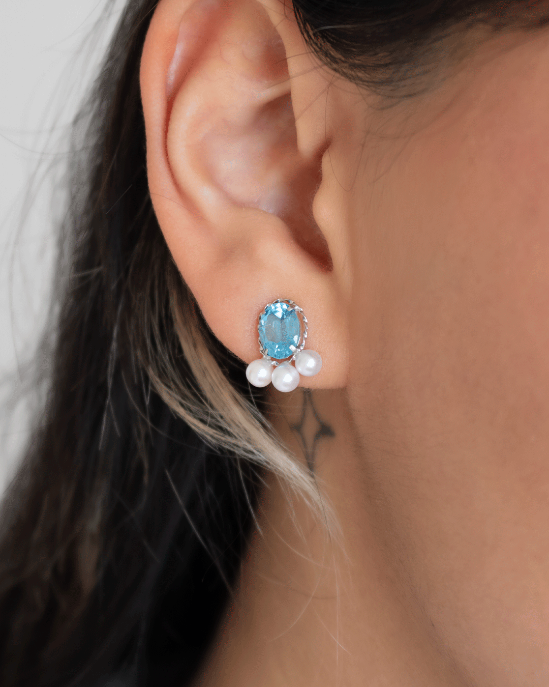 Broquel con Perlas Blancas y Piedra Aguamarina