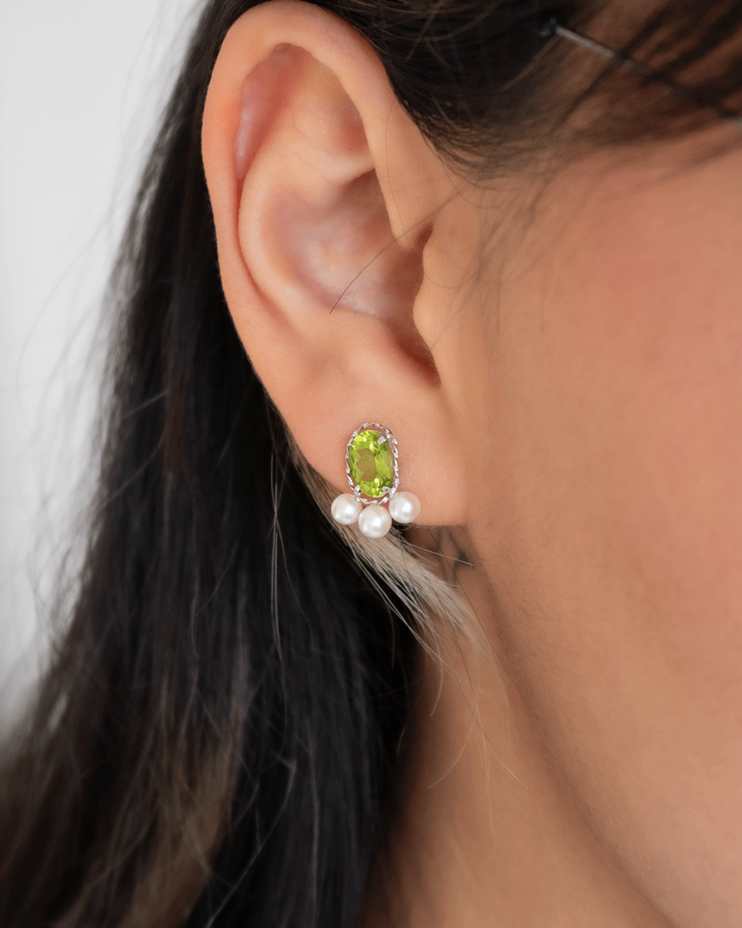 Broquel con Perlas Blancas y Piedra Peridoto