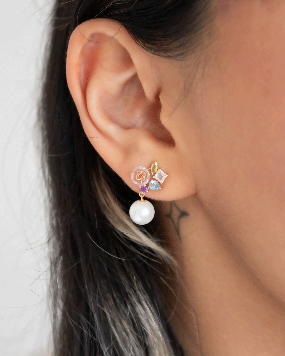 Broquel de Flor con Perla Blanca y Piedras Naturales