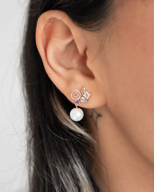 Broquel de Flor con Perla Blanca y Piedras Naturales