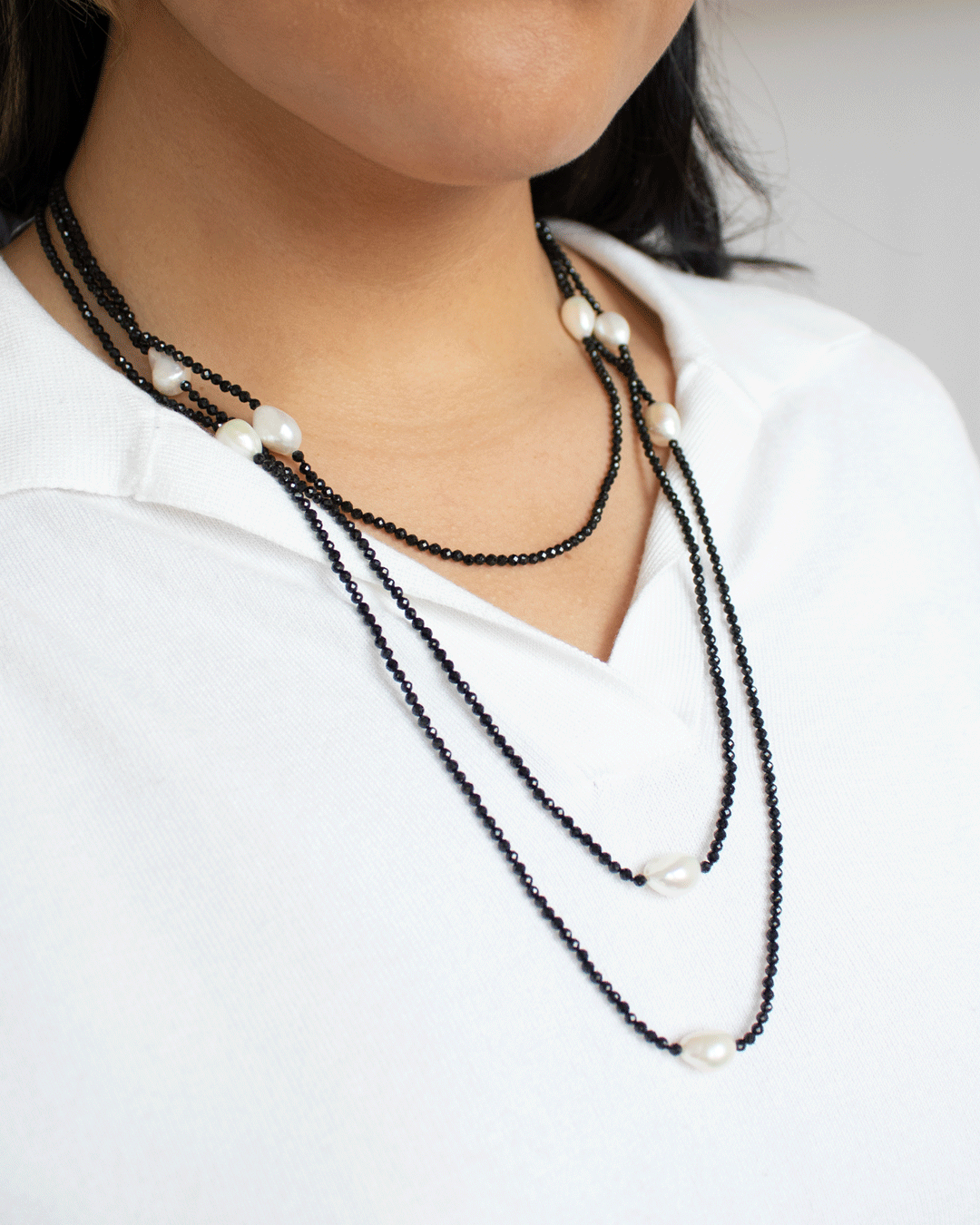 Collar Largo de Espinela Negra y Perlas Blancas