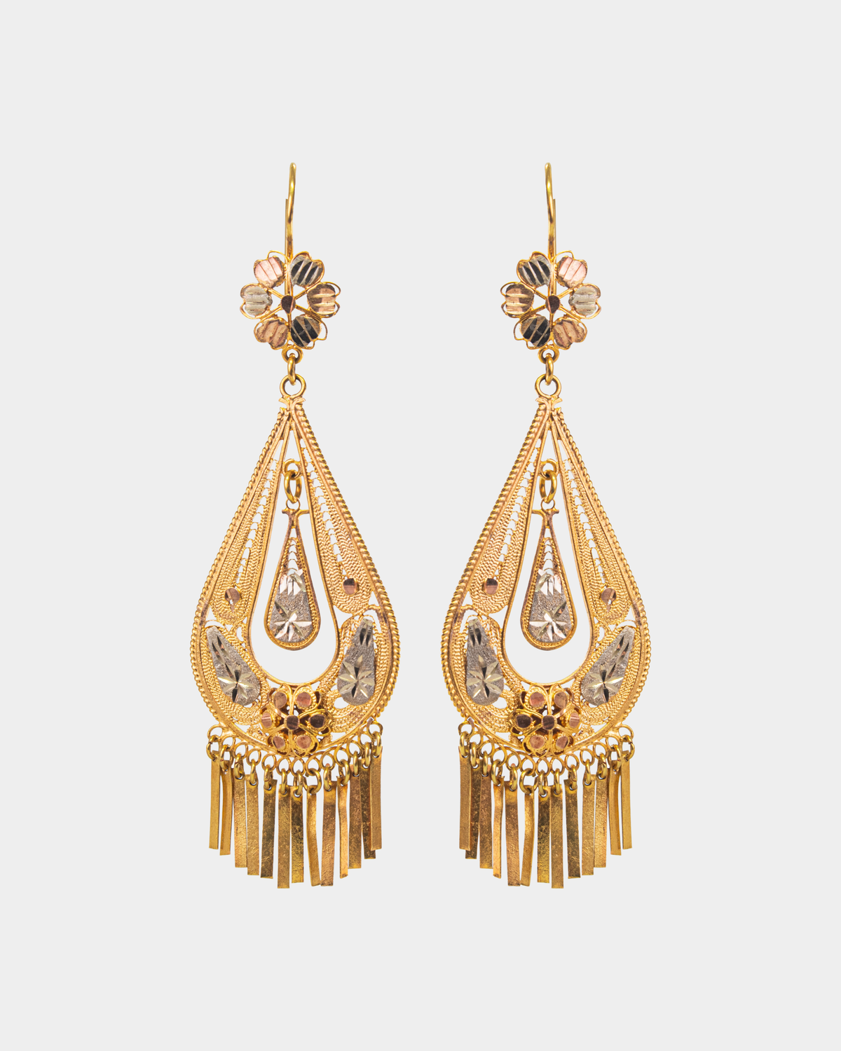 Aretes de filigrana con diseño de gota tres oros de 10k