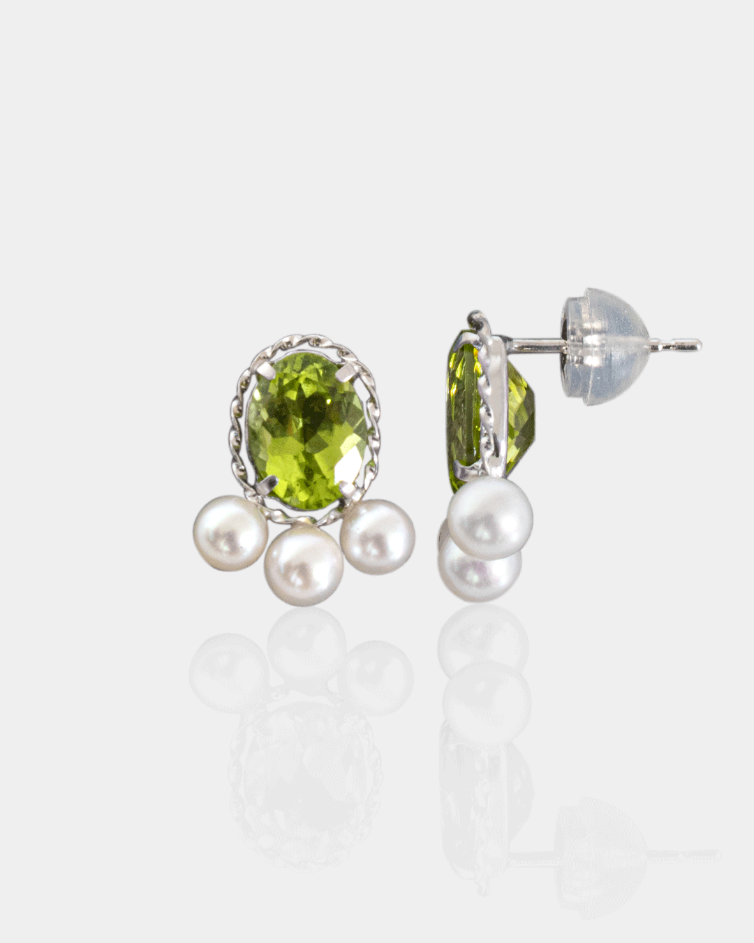 Broquel con Perlas Blancas y Piedra Peridoto