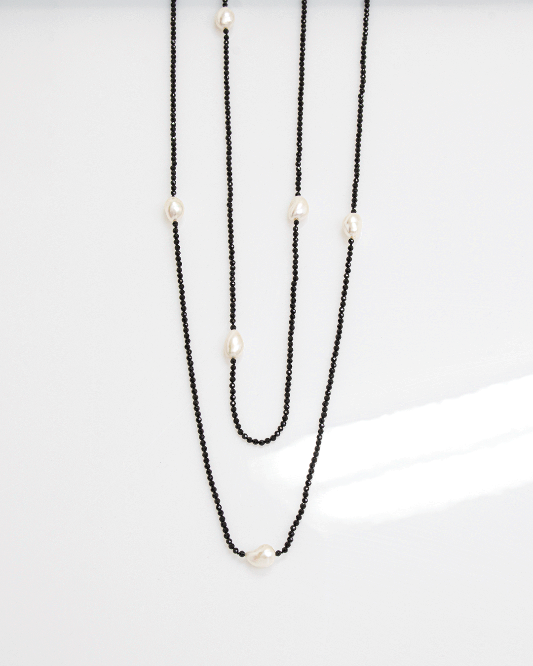 Collar Largo de Espinela Negra y Perlas Blancas