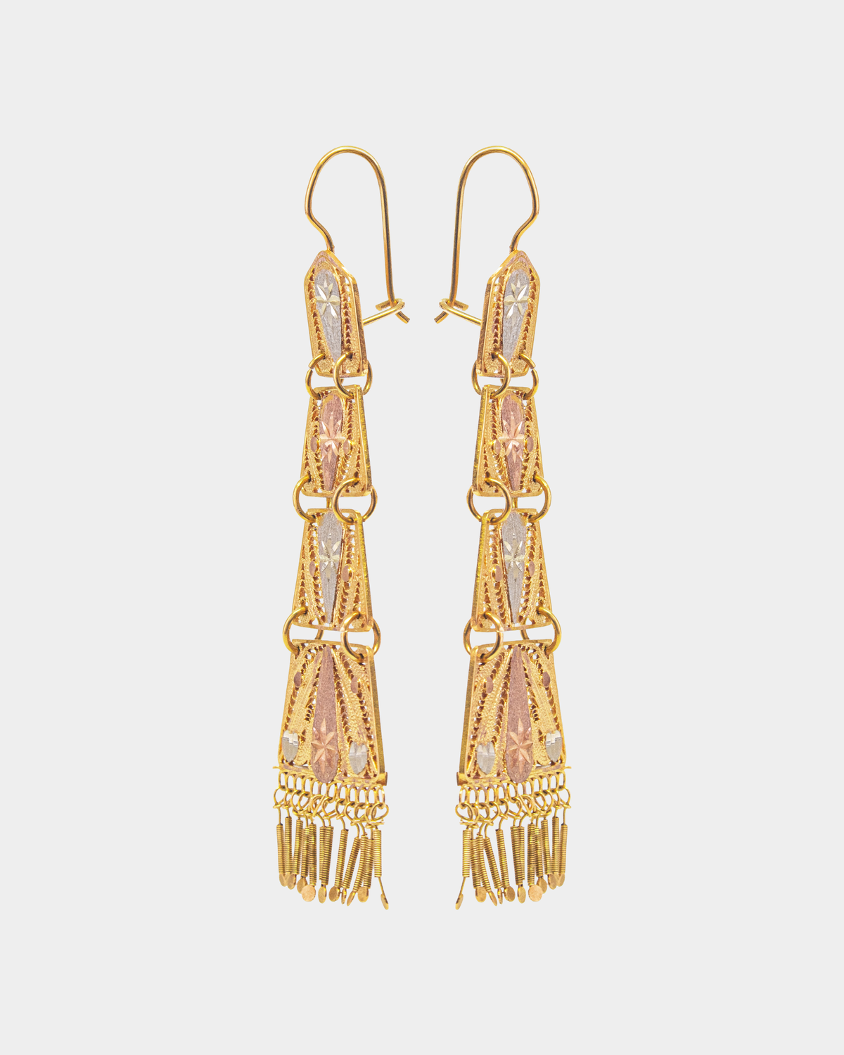 Aretes de filigrana con diseño de gabán en tres oros de 10k.