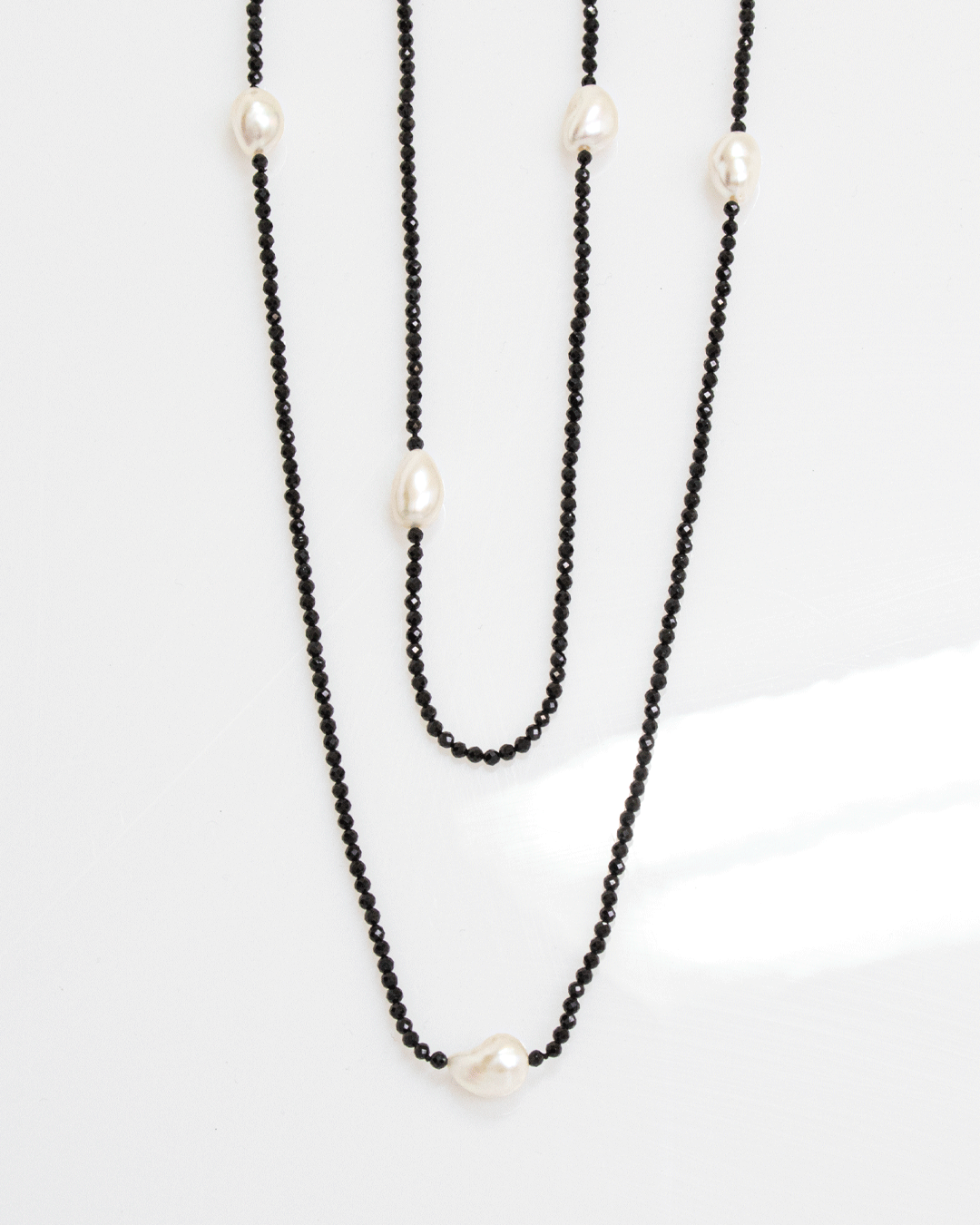 Collar Largo de Espinela Negra y Perlas Blancas