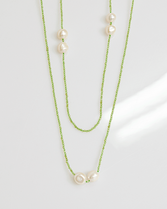 Collar Largo de Peridoto y Perlas Blancas