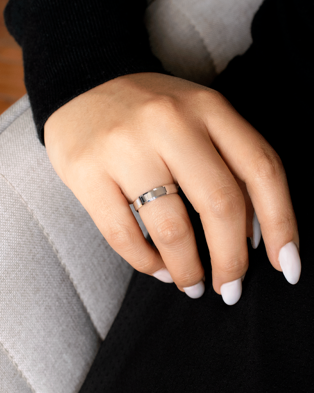 Argolla de Matrimonio Confort con Bisel de Oro Blanco