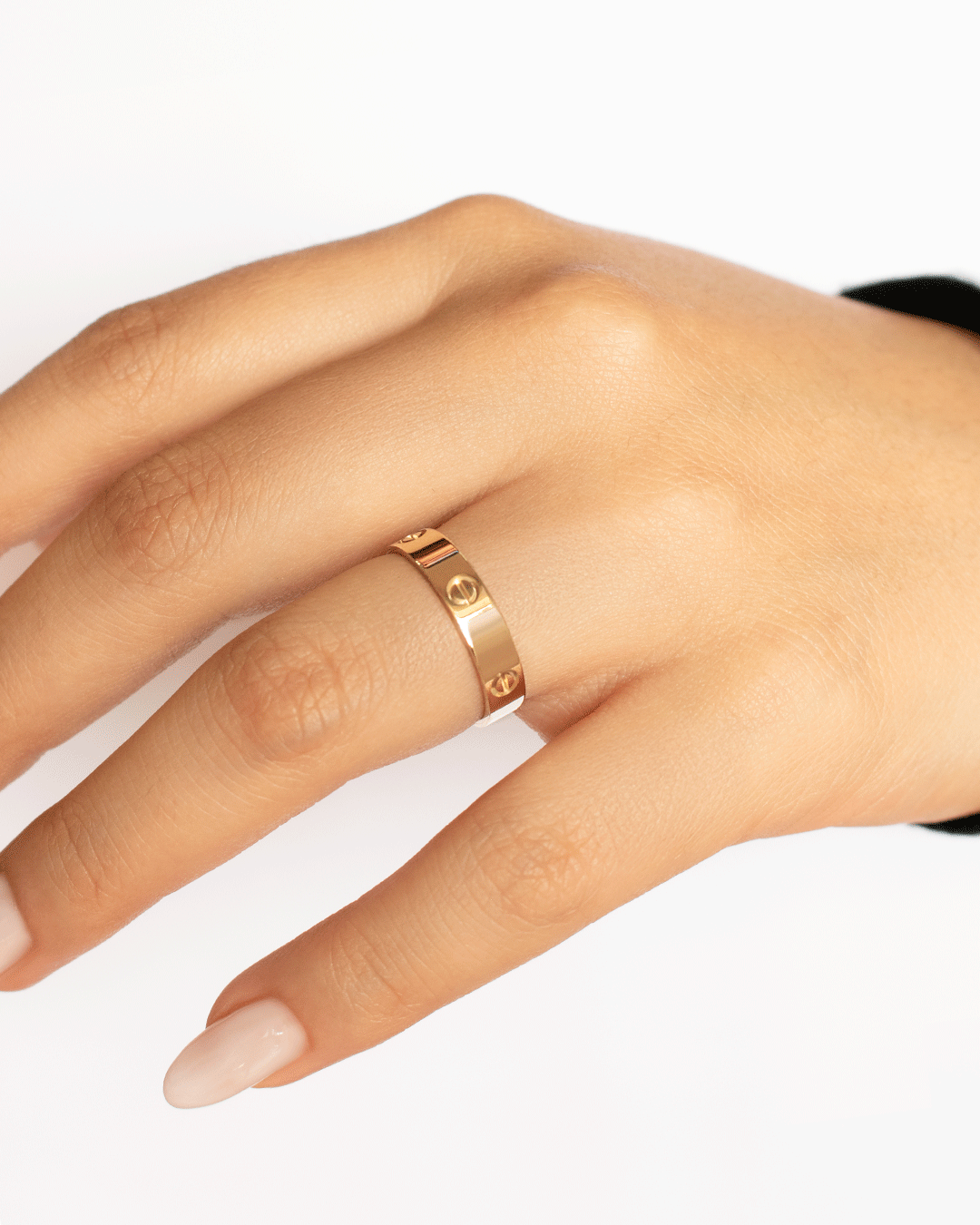 Argolla de Matrimonio con Grabado de Tornillos en Oro Amarillo