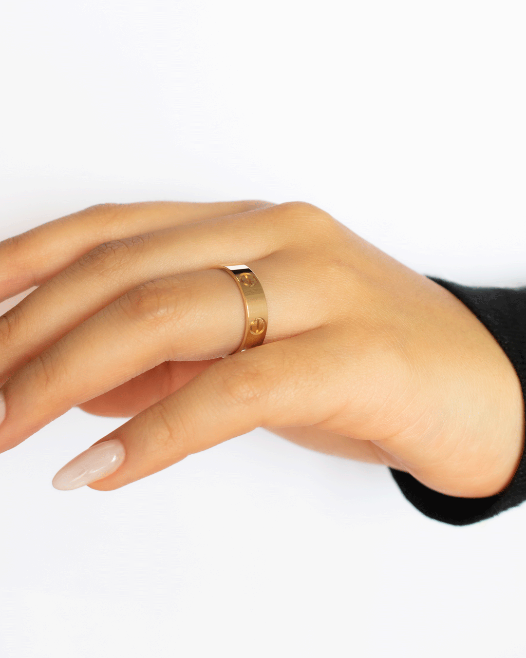 Argolla de Matrimonio con Grabado de Tornillos en Oro Amarillo