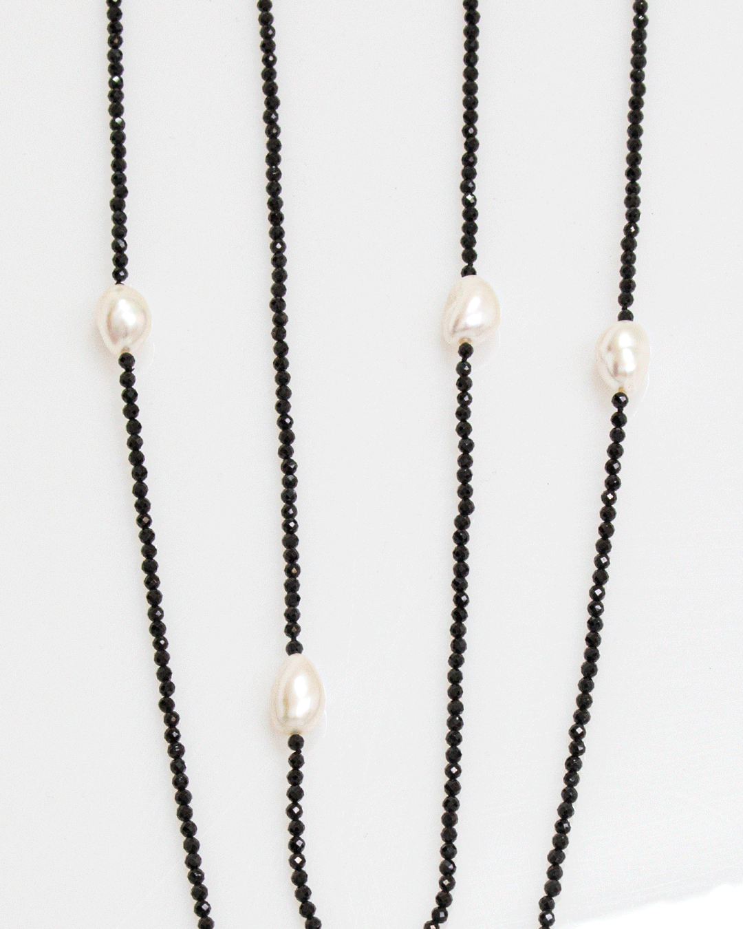 Collar Largo de Espinela Negra y Perlas Blancas