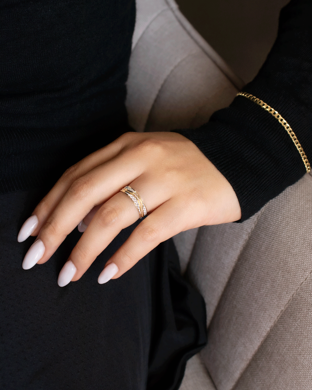 Argolla de Matrimonio con Grabado de Oro Blanco y Amarillo