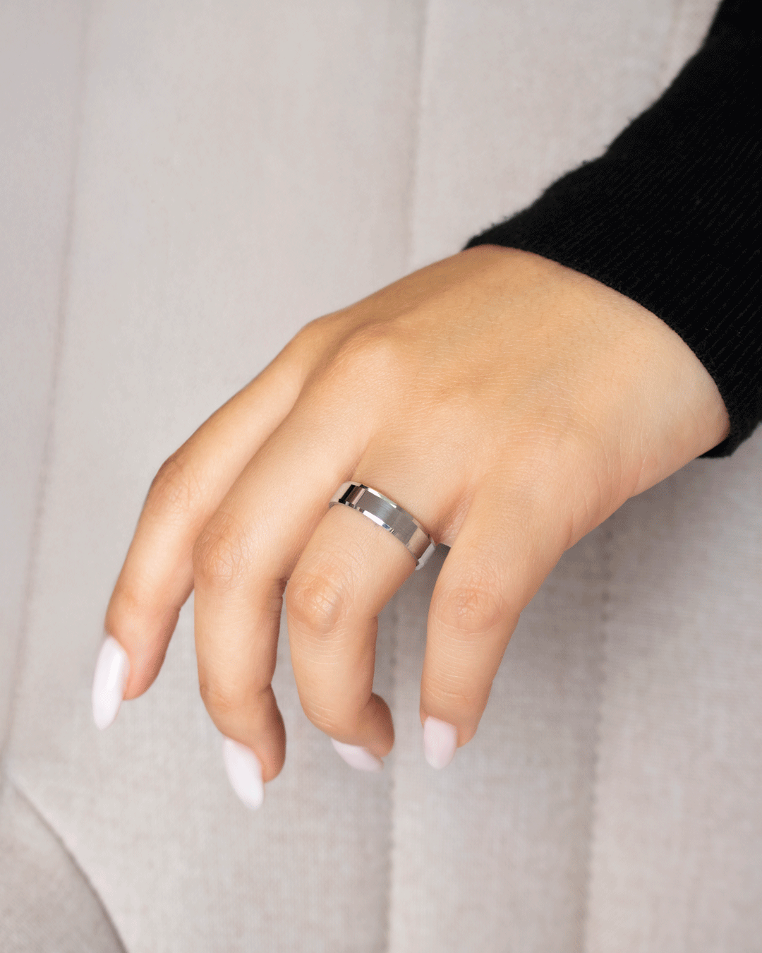 Argolla de Matrimonio Confort con Bisel de Oro Blanco