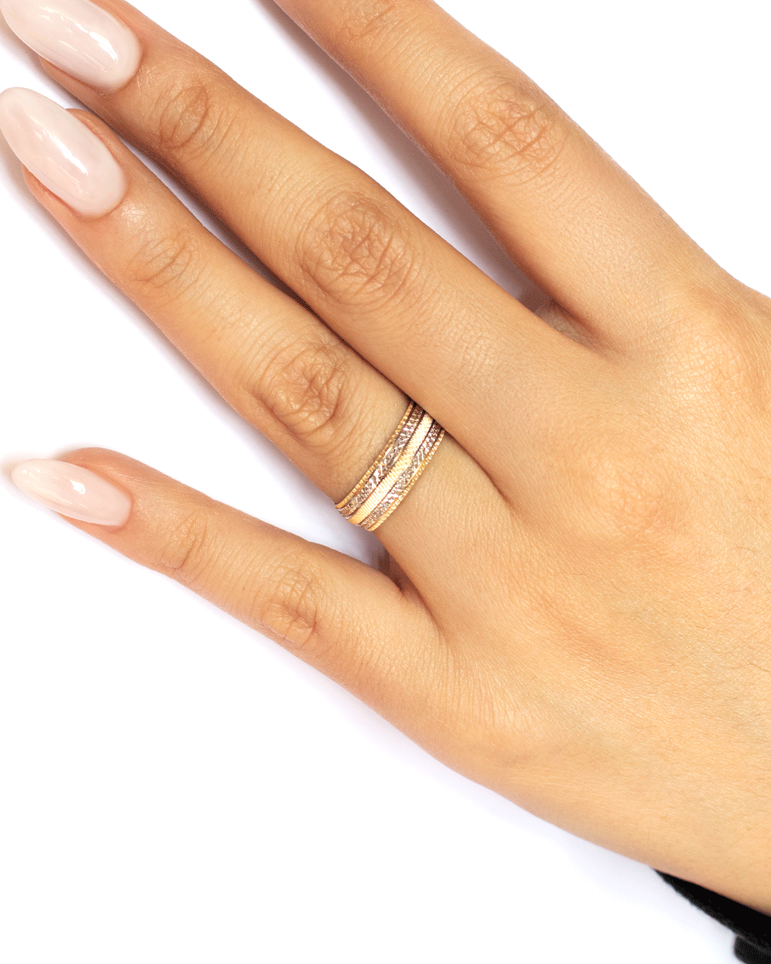 Argolla de Matrimonio en Oro Amarillo y Blanco con Grabado Geométrico