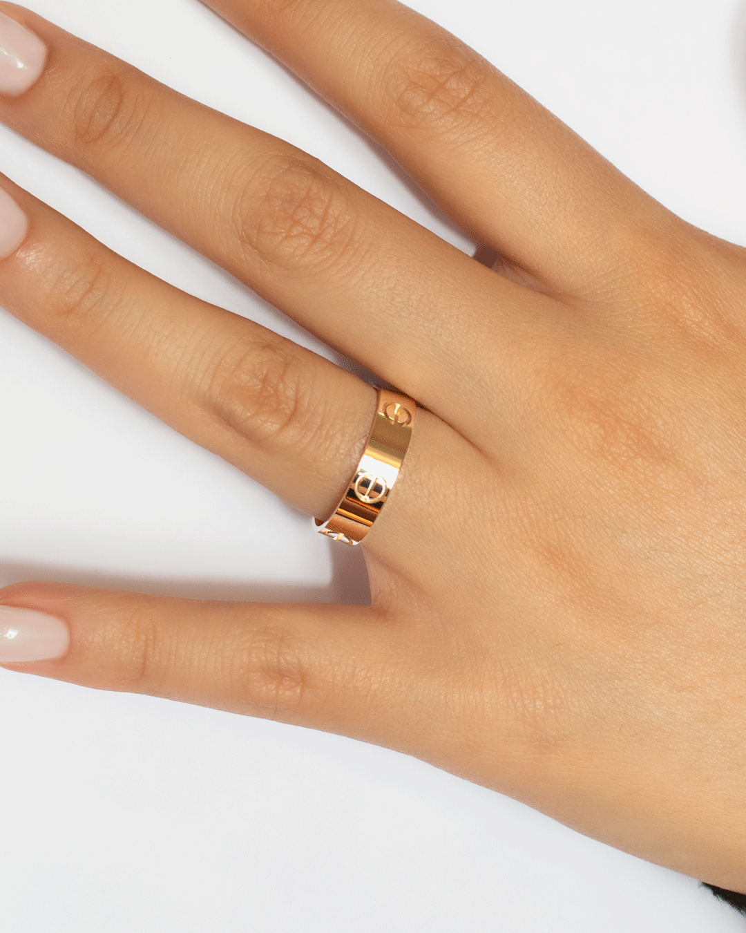 Argolla de Matrimonio con Grabado de Tornillos en Oro Amarillo