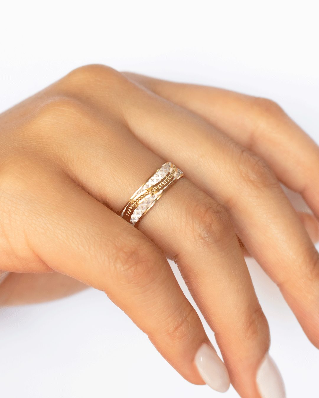 Argolla de Matrimonio con Grabado de Oro Blanco y Amarillo