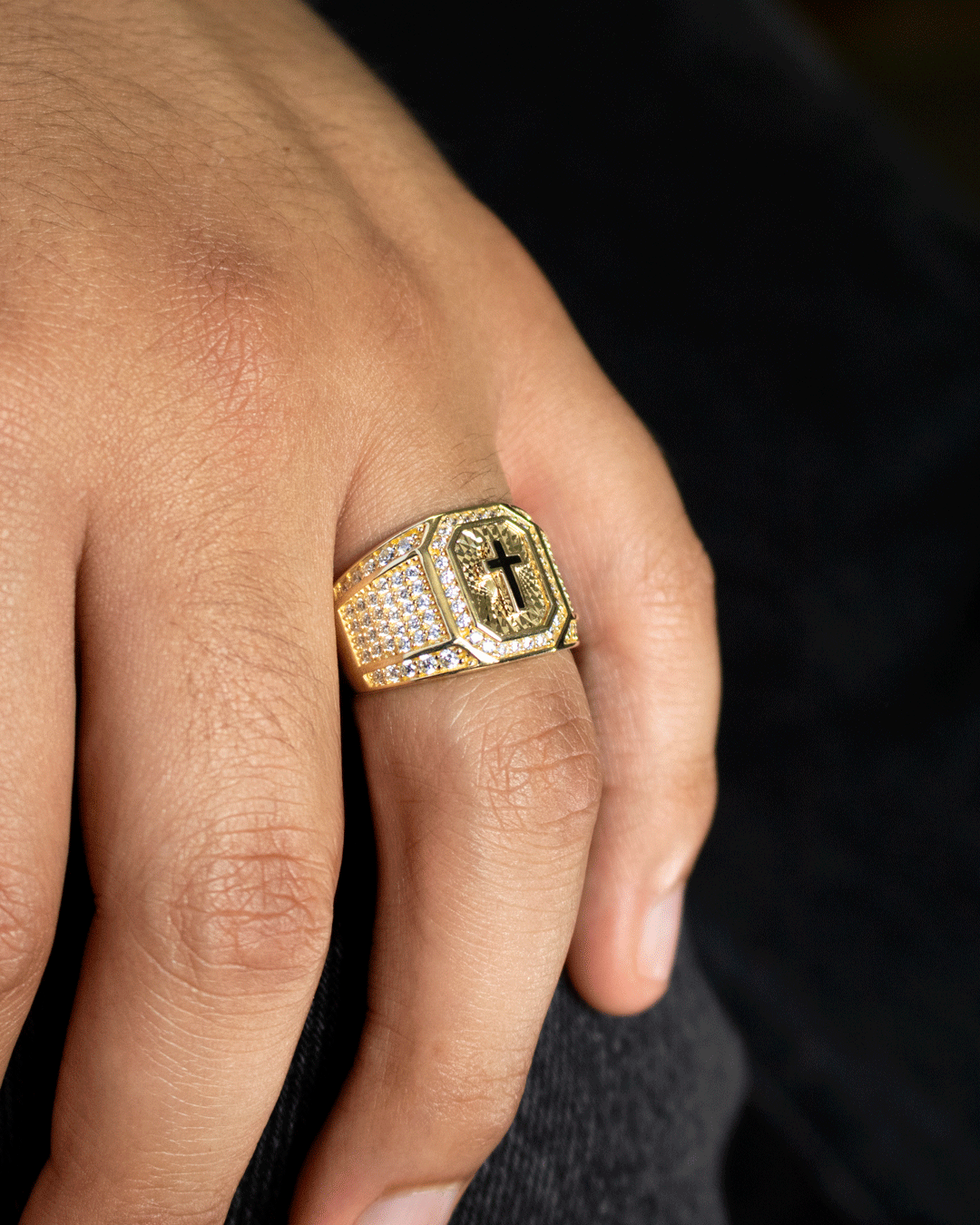 Anillo para Hombre con Cruz de Ónix y Zirconias Blancas