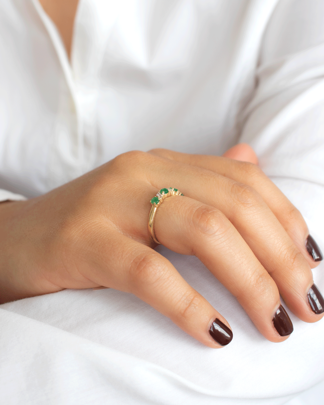 Anillo de Oro con Diamantes y Esmeraldas