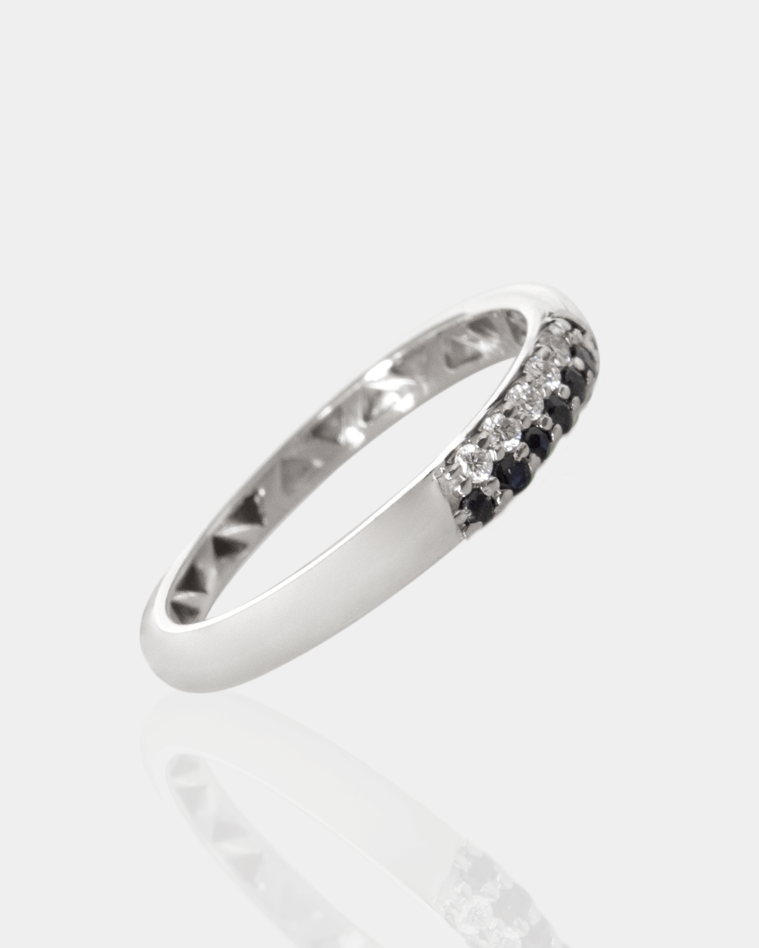 Anillo de Oro con Diamantes y Zafiro Azul