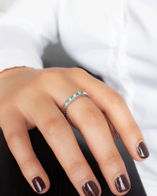 Anillo de Oro con Diamantes y Esmeralda