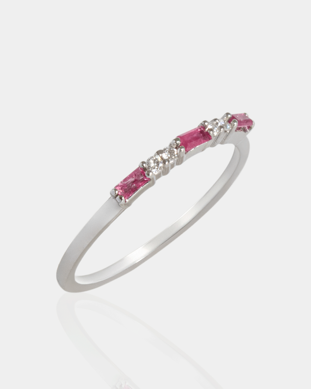 Anillo de Oro con Diamantes y Rubí
