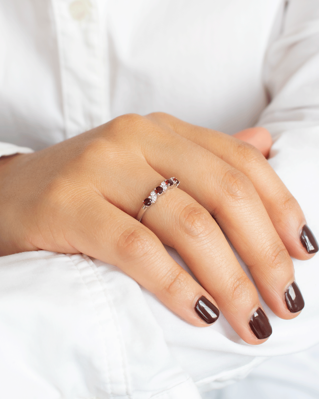 Anillo de Oro con Diamantes y Granate