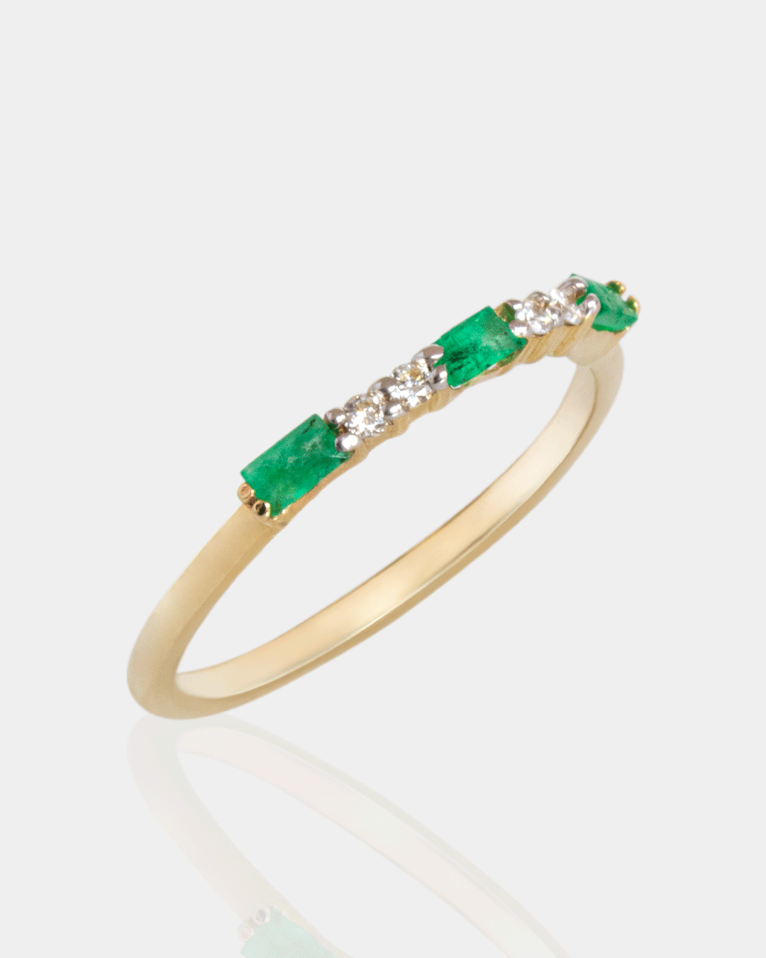 Anillo de Oro con Diamantes y Esmeraldas