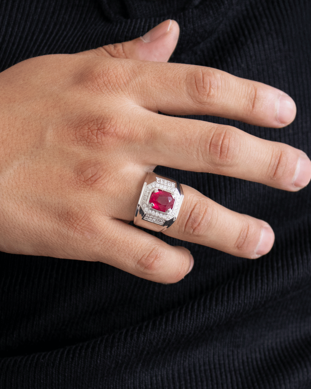 Anillo de Rubí con Diamantes