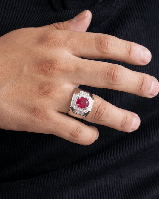 Anillo de Rubí con Diamantes