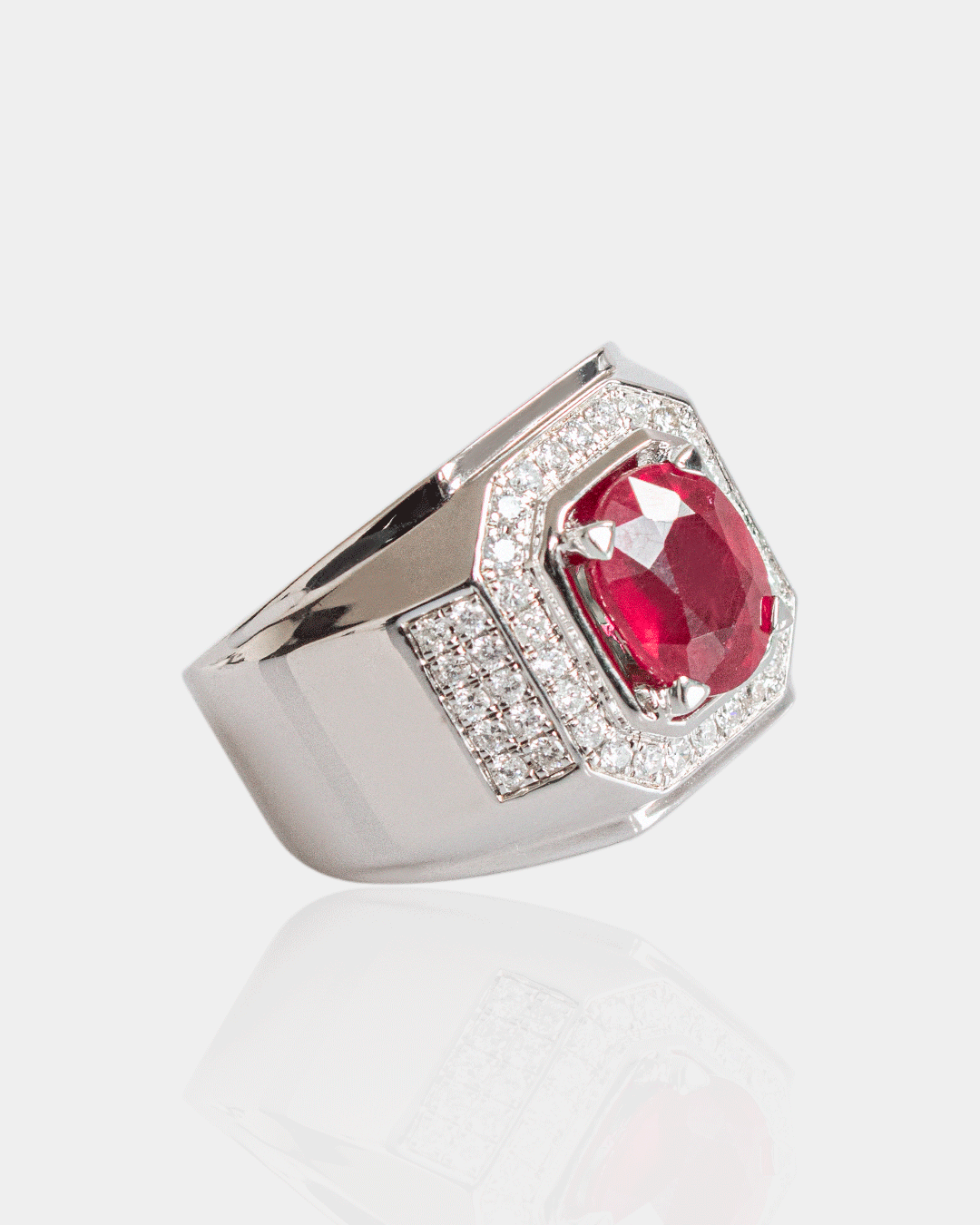 Anillo de Rubí con Diamantes