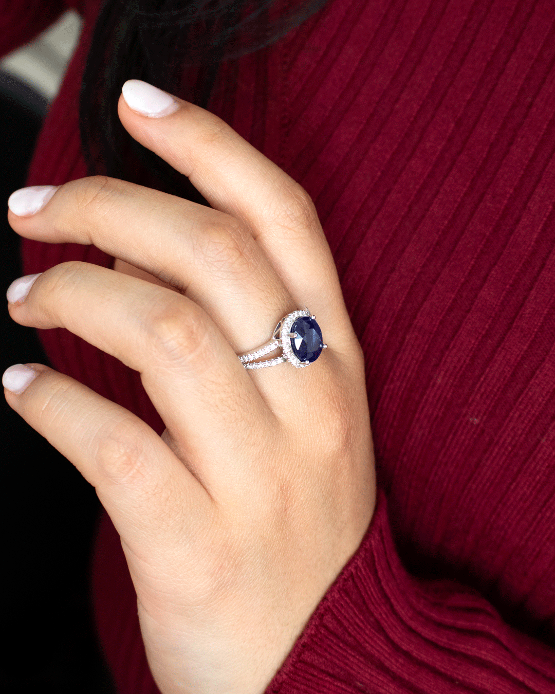 Anillo de Plata con Zafiro Azul