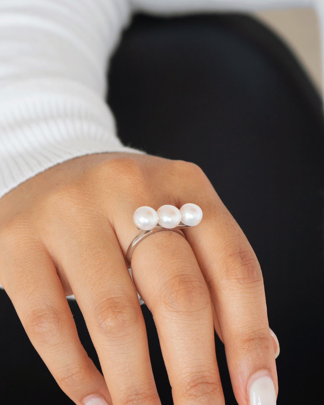 Anillo de Plata con Perlas Blancas
