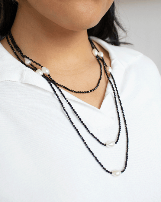 Collar Largo de Espinela Negra y Perlas Blancas