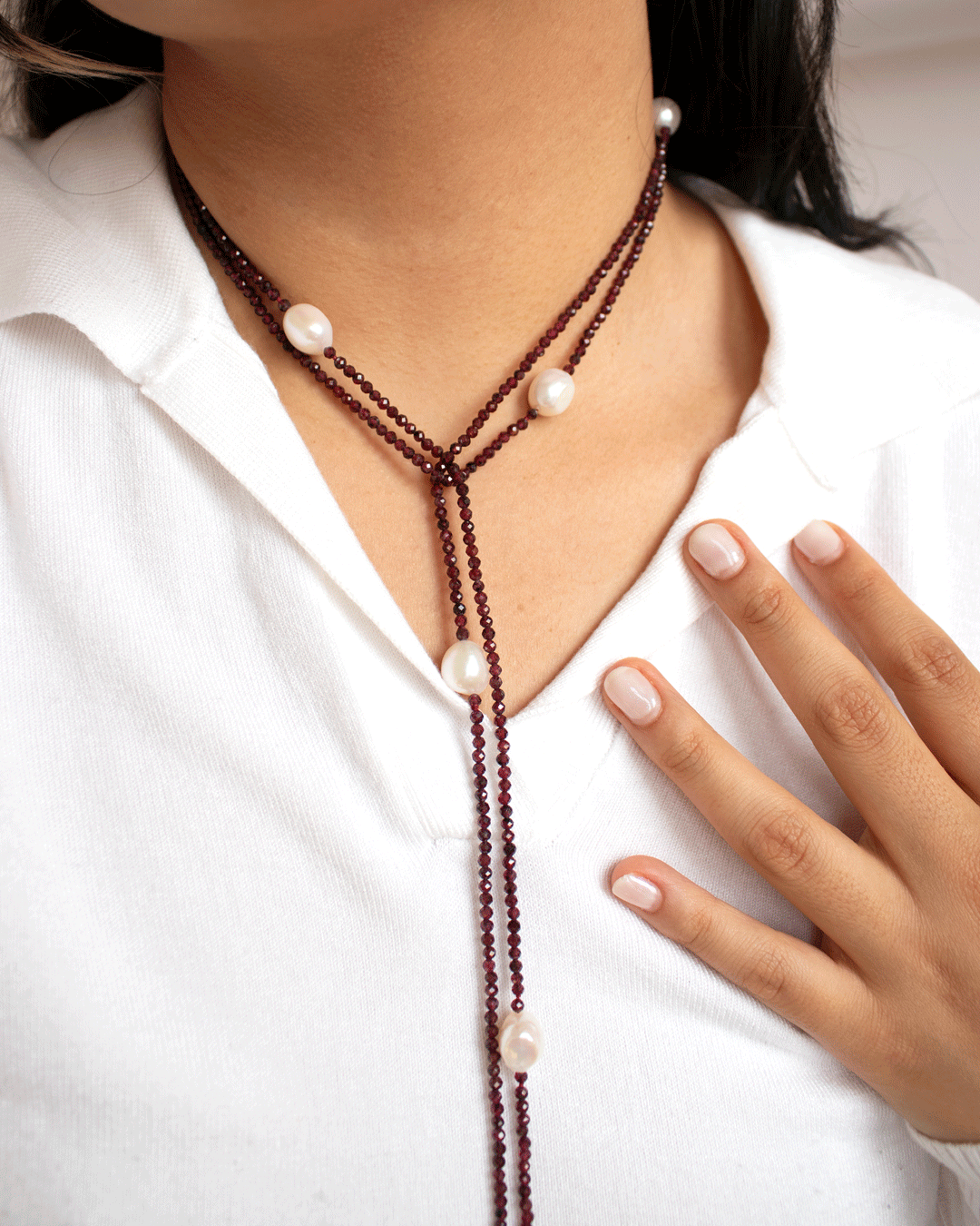 Collar Largo de Granate y Perlas Blancas