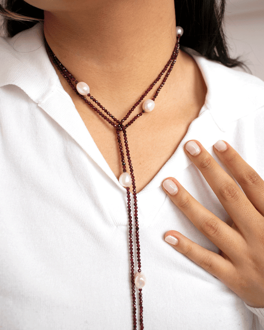 Collar Largo de Granate y Perlas Blancas