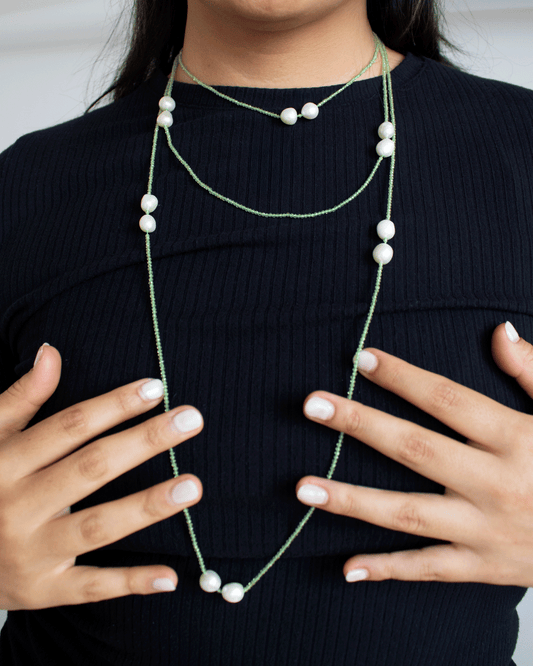 Collar Largo de Peridoto y Perlas Blancas