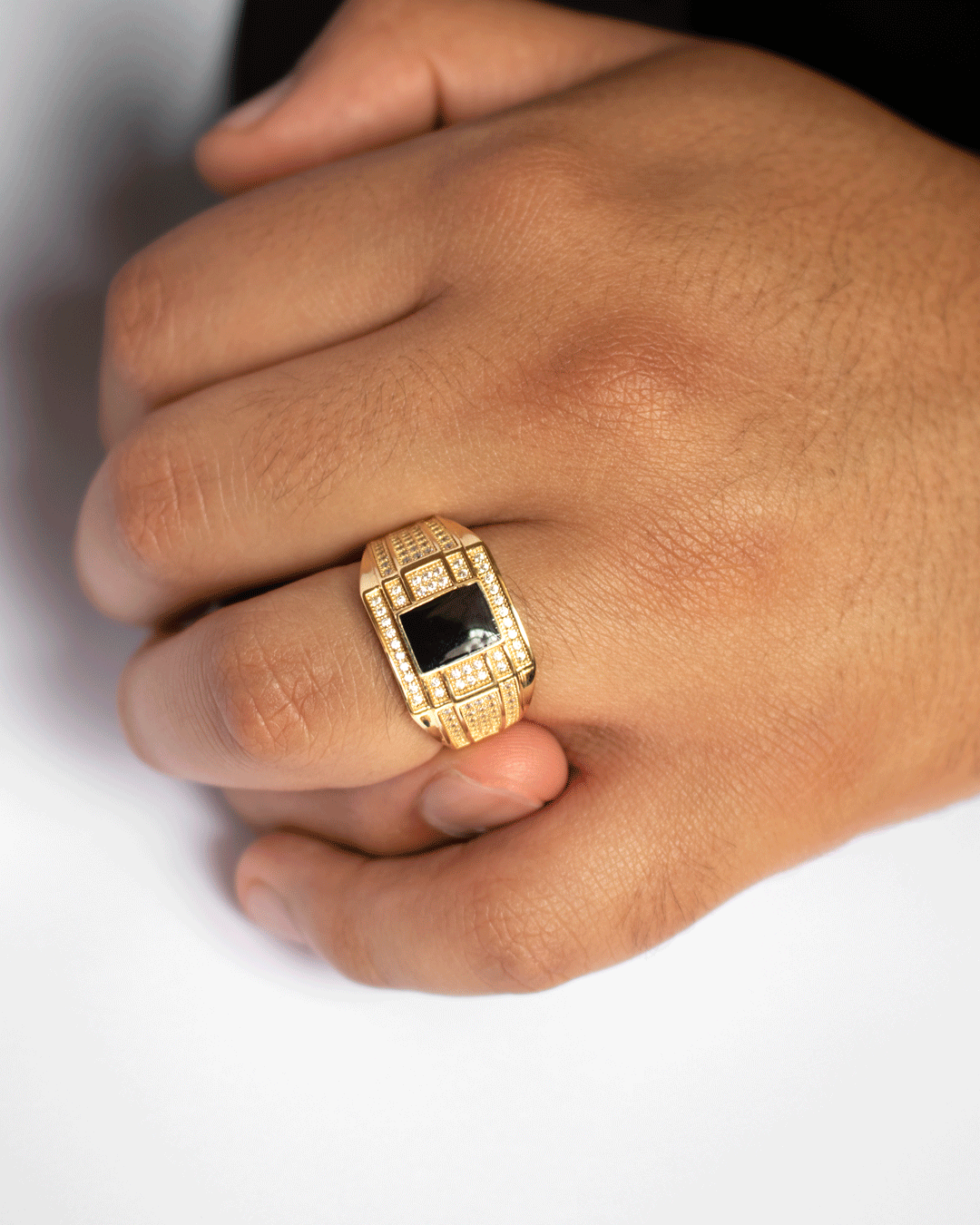 Anillo para Hombre con Ónix y Zirconias Blancas