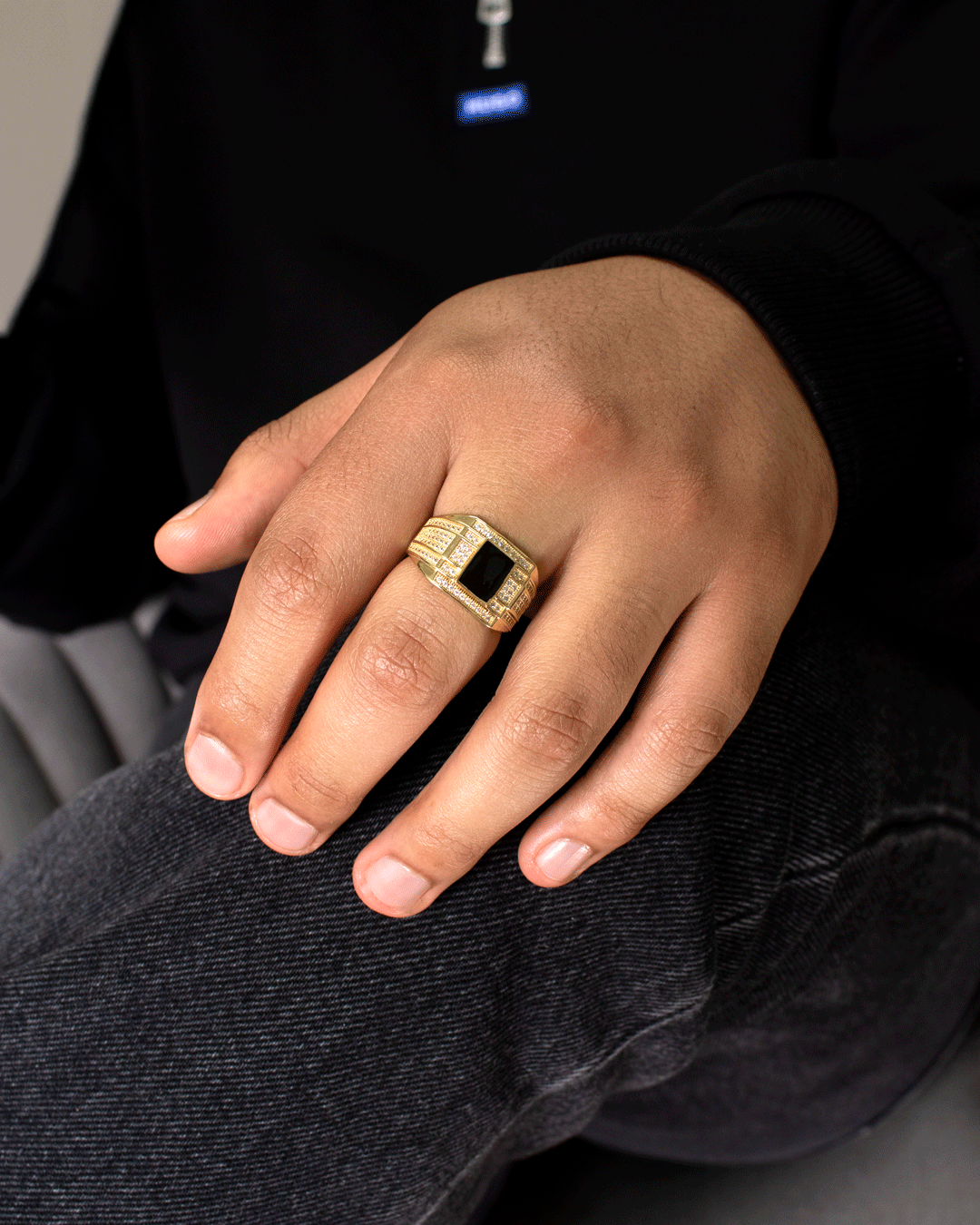 Anillo para Hombre con Ónix y Zirconias Blancas