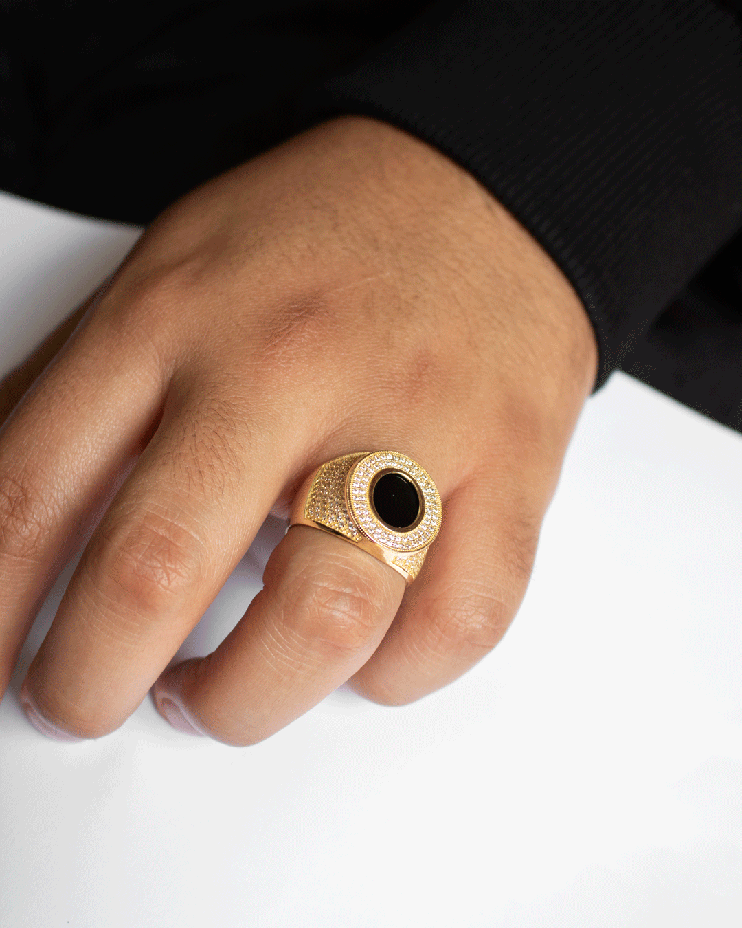 Anillo para Hombre con Ónix y Zirconias Blancas