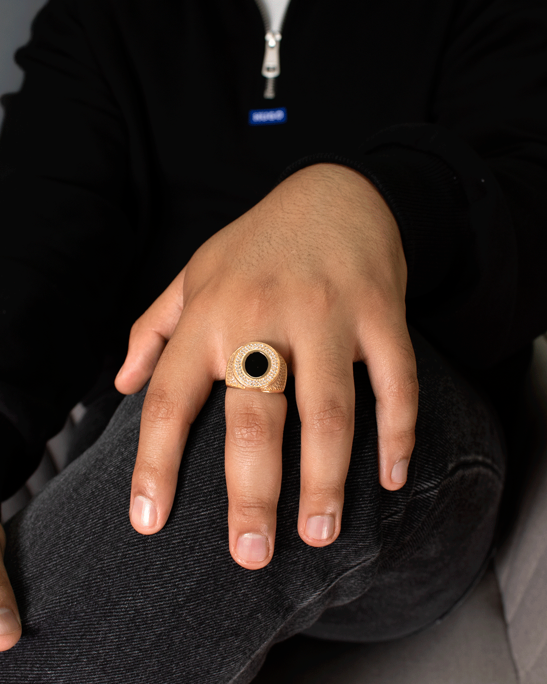 Anillo para Hombre con Ónix y Zirconias Blancas