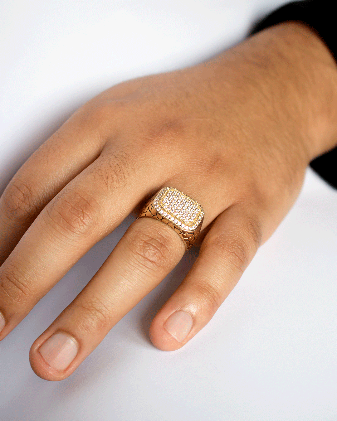 Anillo para Hombre con Zirconias Blancas y Grabado