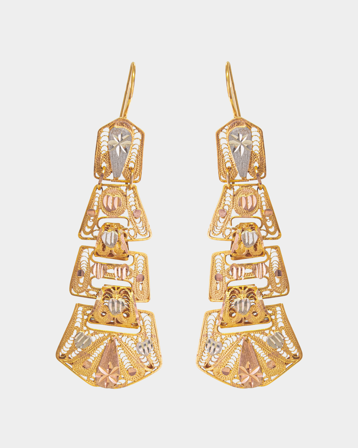 Aretes de filigrana con diseño Azteca tres oros de 10k