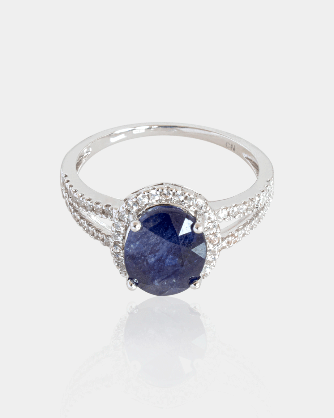 Anillo de Plata con Zafiro Azul