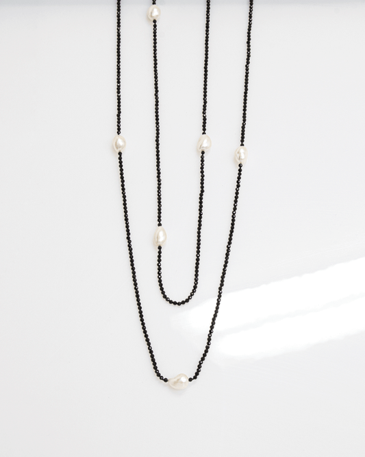 Collar Largo de Espinela Negra y Perlas Blancas