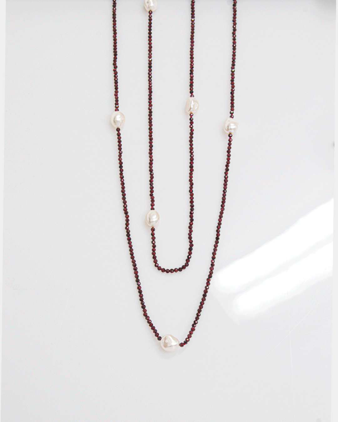 Collar Largo de Granate y Perlas Blancas