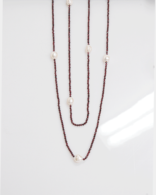 Collar Largo de Granate y Perlas Blancas