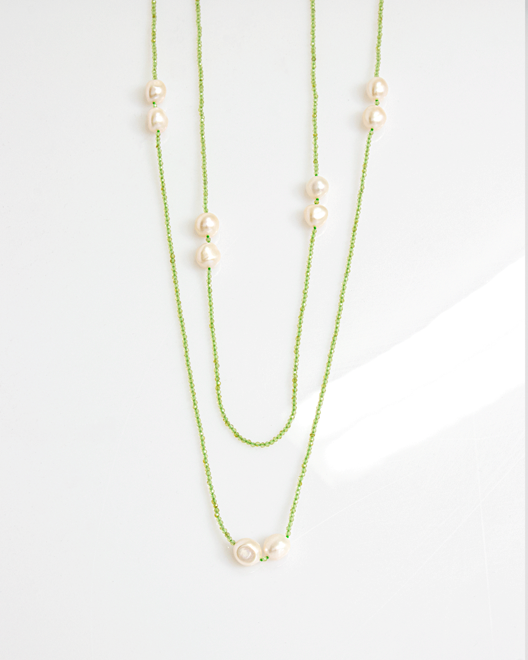 Collar Largo de Peridoto y Perlas Blancas