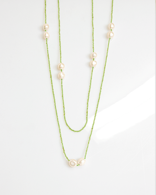 Collar Largo de Peridoto y Perlas Blancas