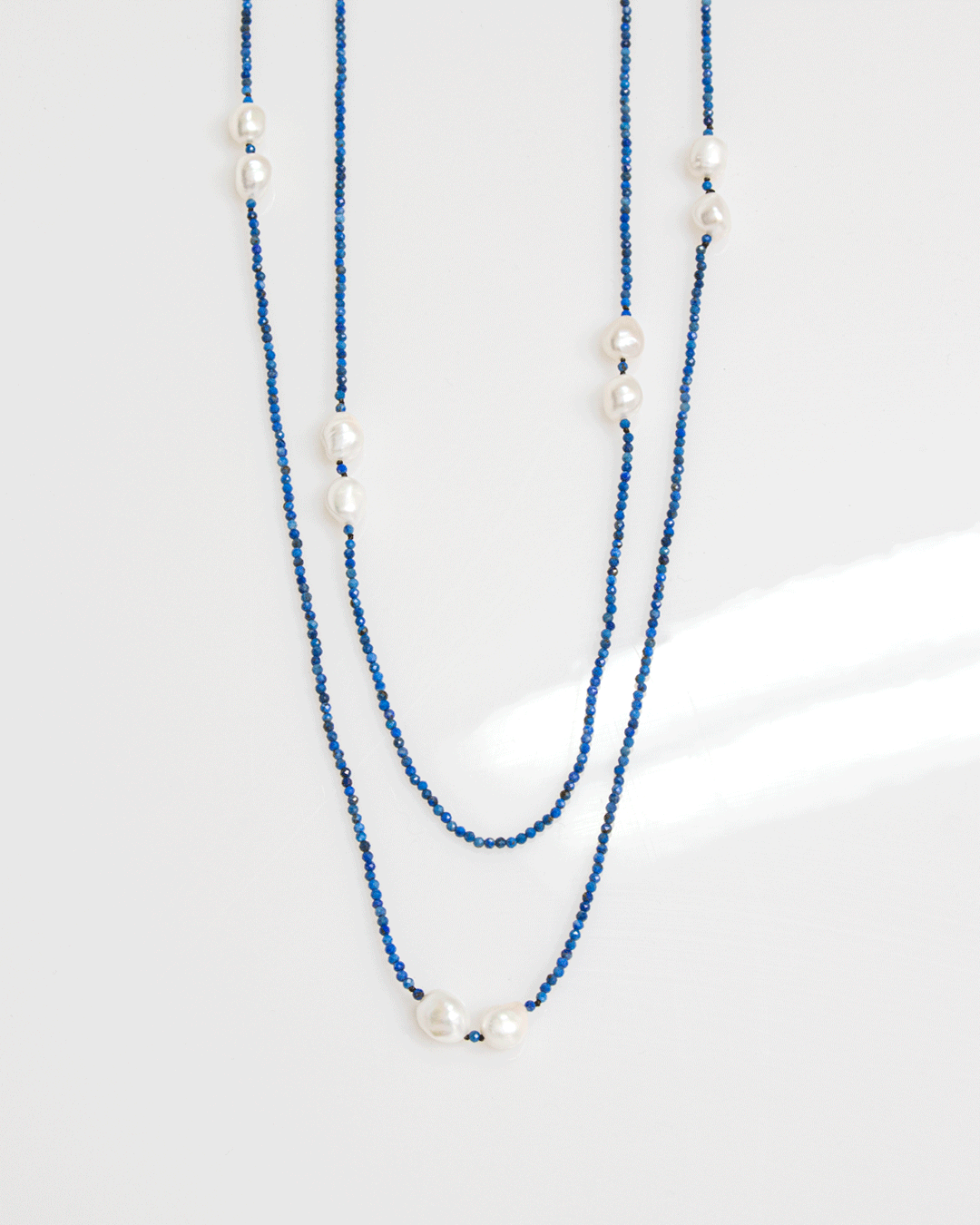 Collar Largo de Lapislázuli y Perlas Blancas