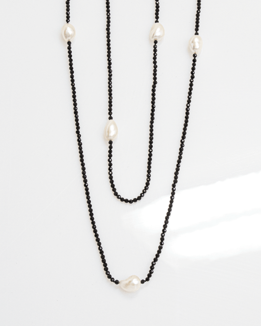 Collar Largo de Espinela Negra y Perlas Blancas
